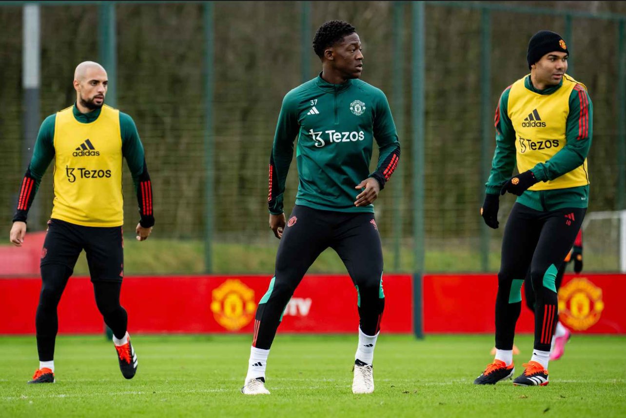 Kobbie Mainoo, Casemiro, and Sofyan Amrabat practicing at Carrington Training Complex before to the Fulham match